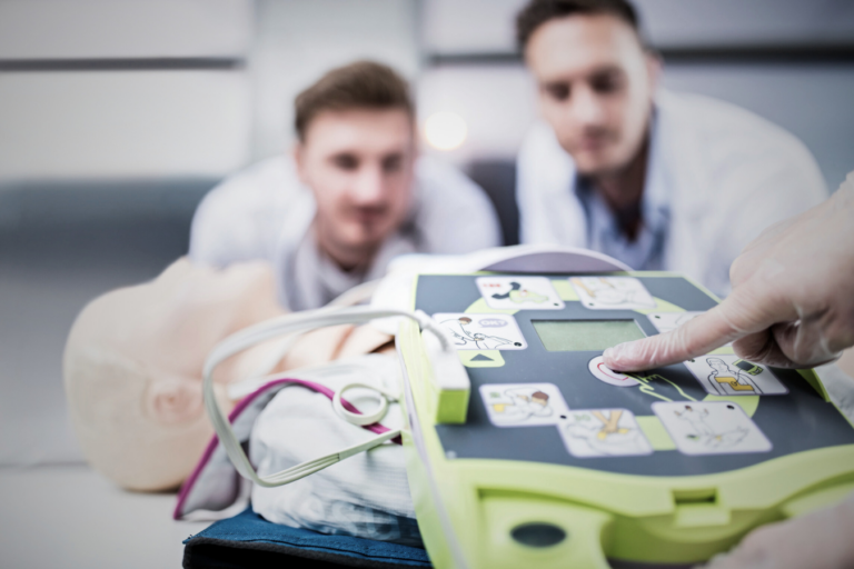 Comment utiliser un défibrillateur (AED) en urgence : le guide pour sauver des vies